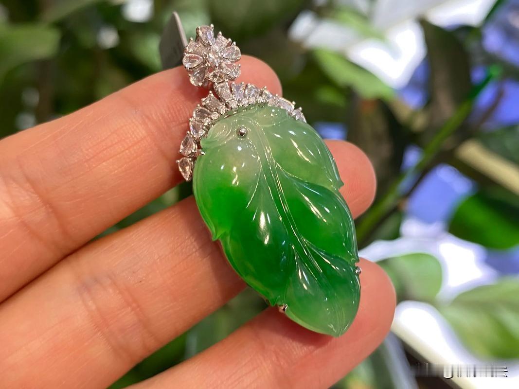 云南石屏，女子参展时，想看一款翡翠吊坠，工作人员让她自己从柜台拿，谁料，女子一个