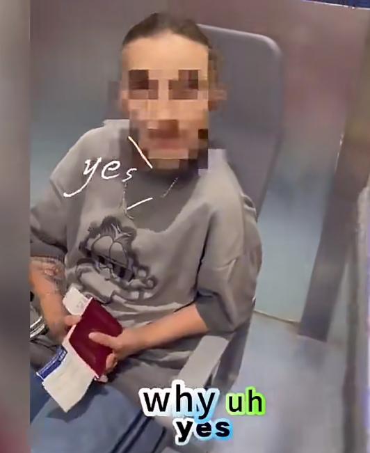 无锡飞往北京的航班、一乘客在候机室发现一名外国人拿着打火机，于是他过去询问她是哪