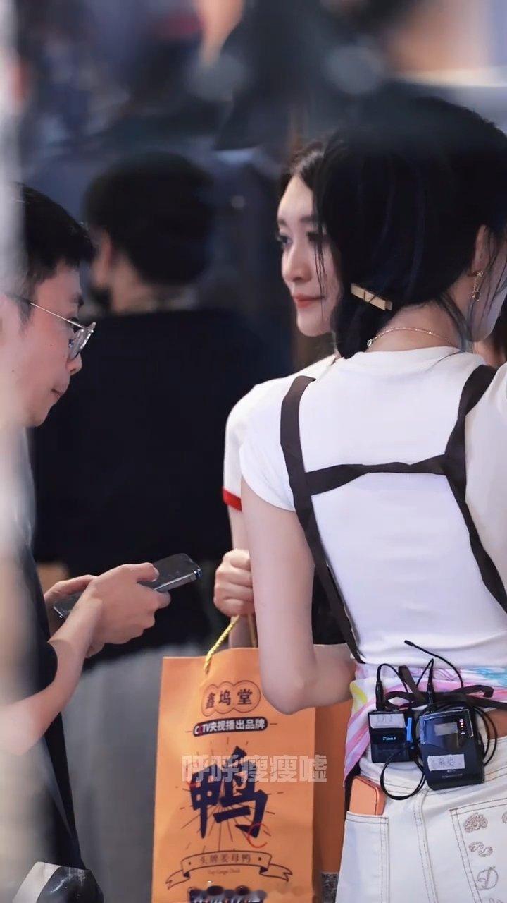李小冉对孙怡说土味情话不想睡的星期五 女孩子之间这种甜甜的互动，看着真的又治愈又