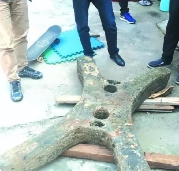 2008年7月，南京一位渔民将一块大磁铁扔进了秦淮河，希望能吸上点破铜烂铁，没曾