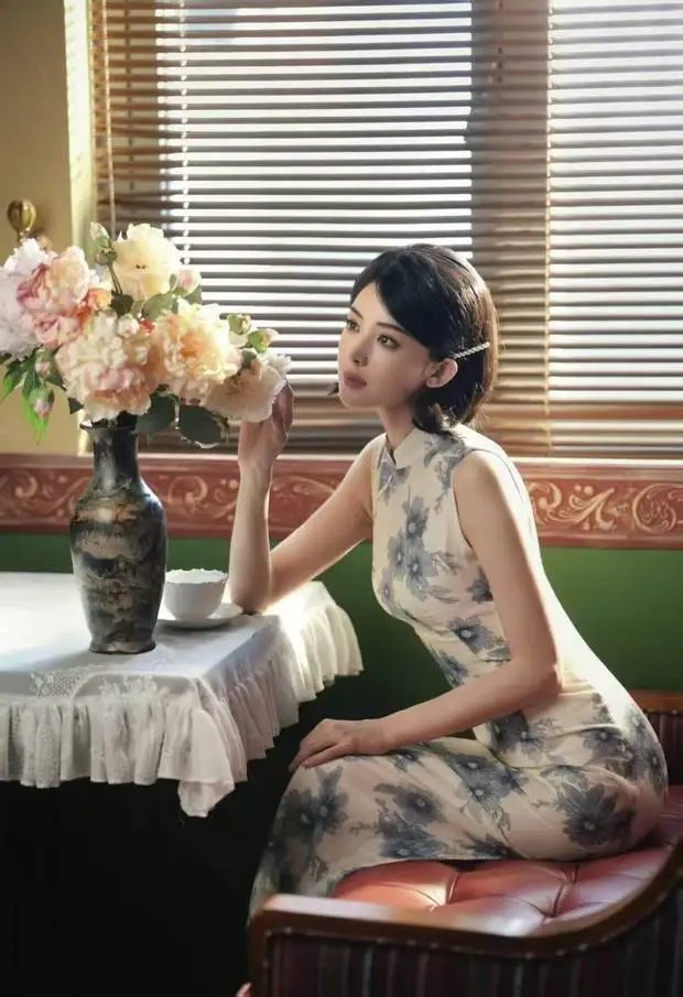 娜扎水墨旗袍造型清丽尽显东方美近日，娜扎晒复古氛围感写真水墨旗袍配短发珍珠发夹尽