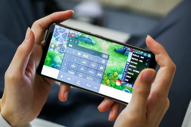 20年写手机话题经验，今儿来聊聊屏幕设计。最近换手机，在曲屏和直屏间纠结好久曲