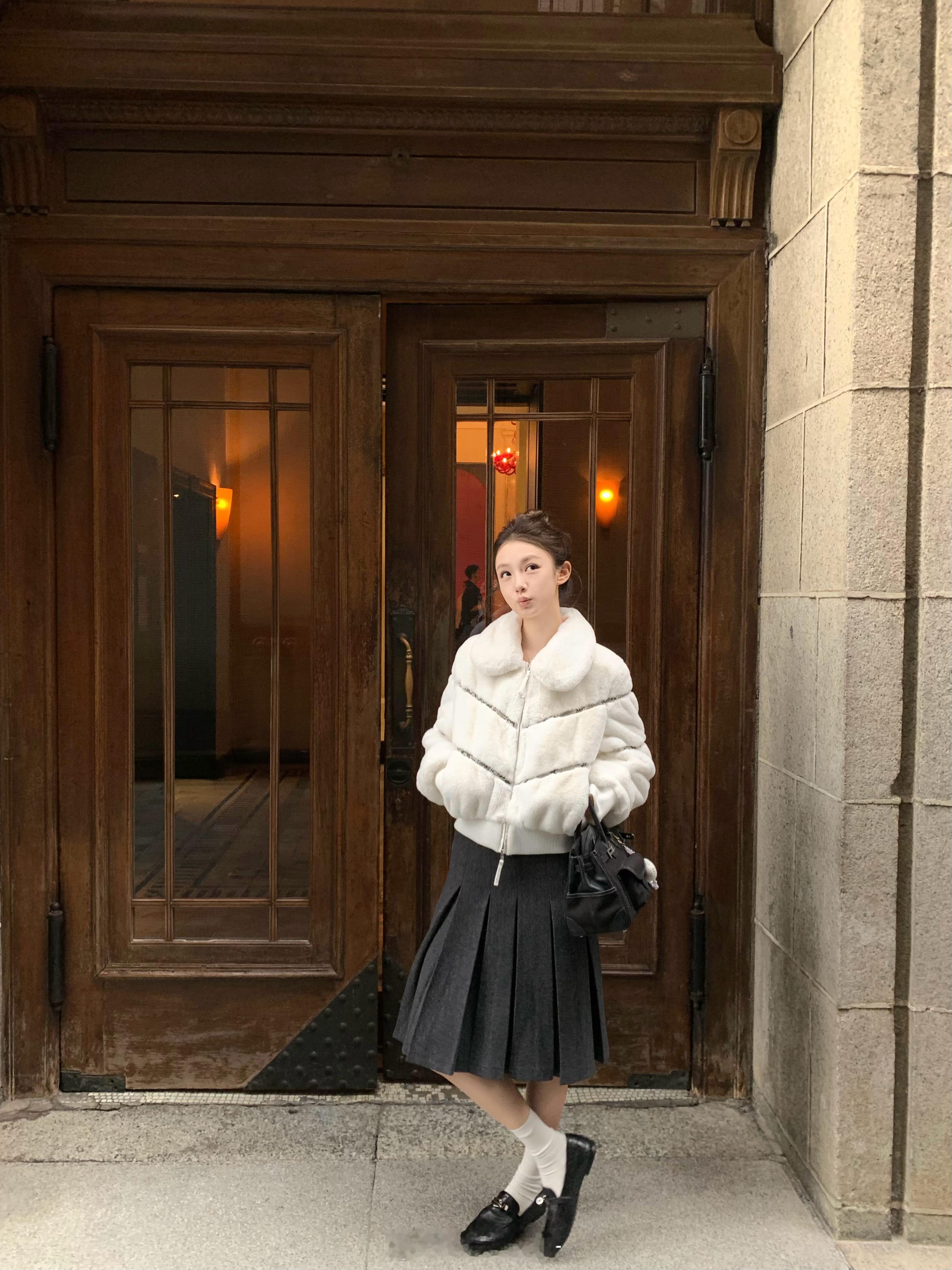 miu风半身裙真的是一眼种草🙌🏻50羊毛成分配比混纺而成可正反两穿实现一