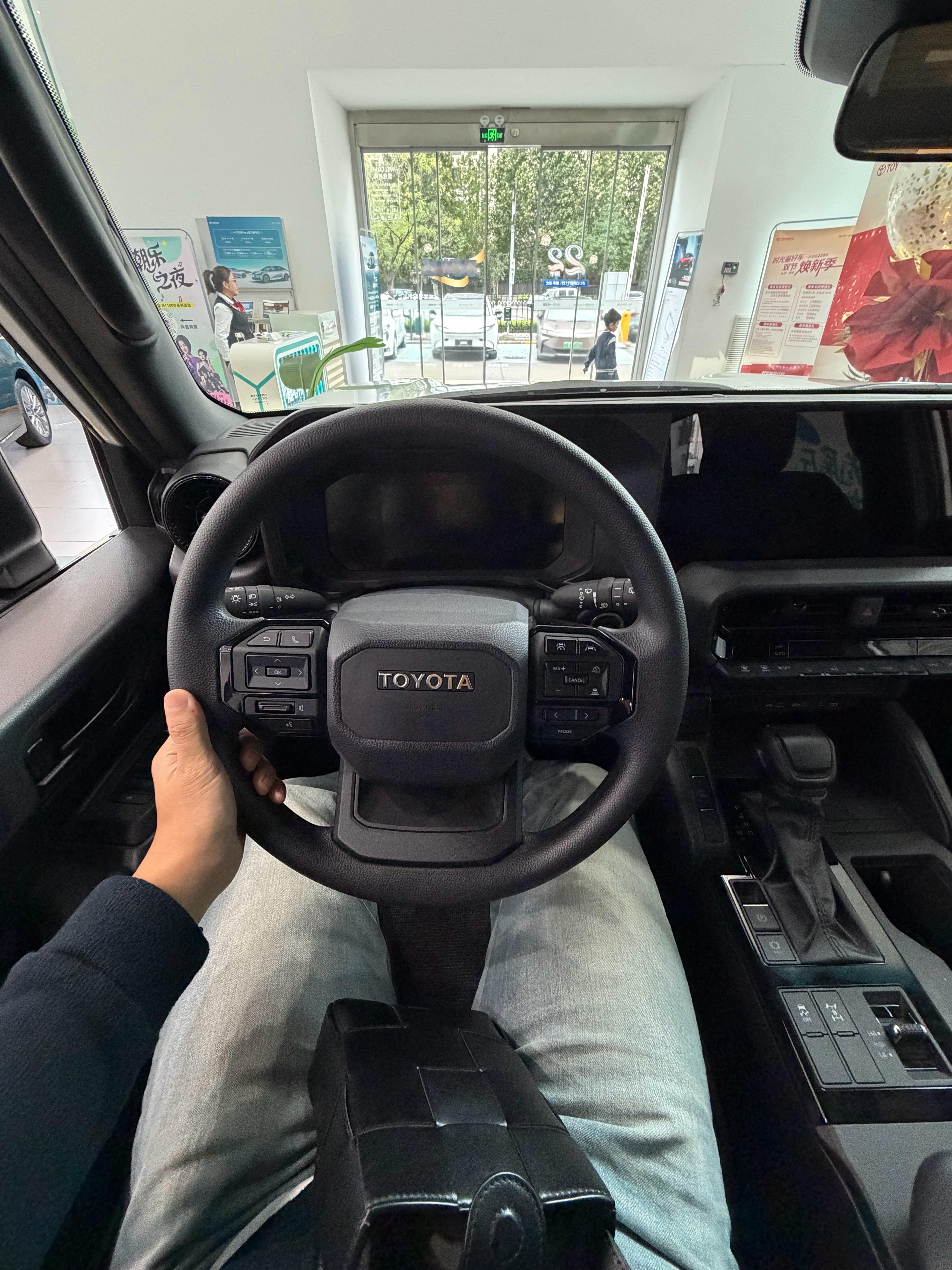霸道的这个织物座椅好舒服啊[捂脸哭][捂脸哭]又防滑，支撑还好，感觉时间长了腰不疼[