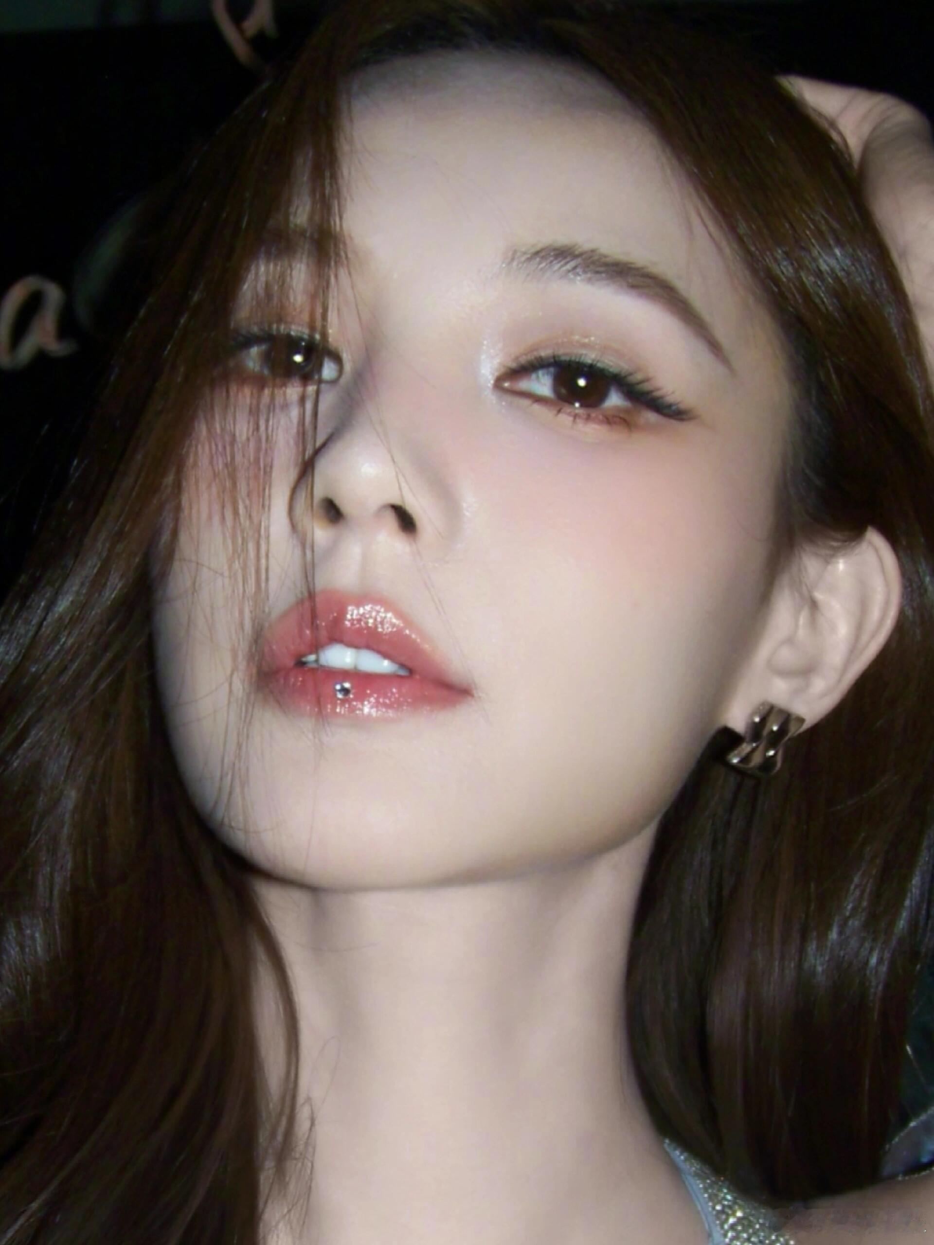 李一桐这妆造真的没话说，好看。​​​