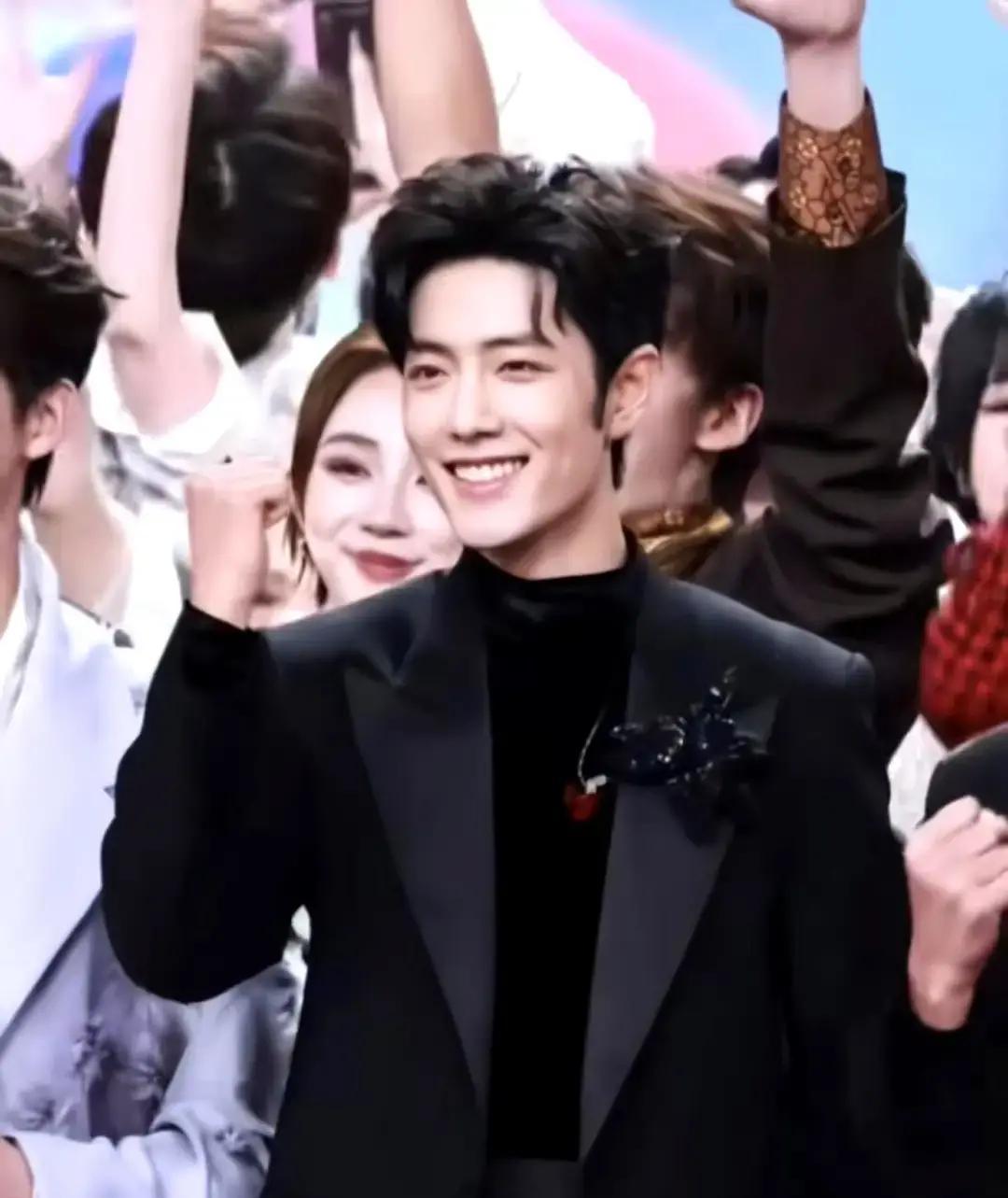 压轴连唱3首，肖战刚下台就爆大料后台灯还没灭，他凑到林海耳边：巡演已经锁档