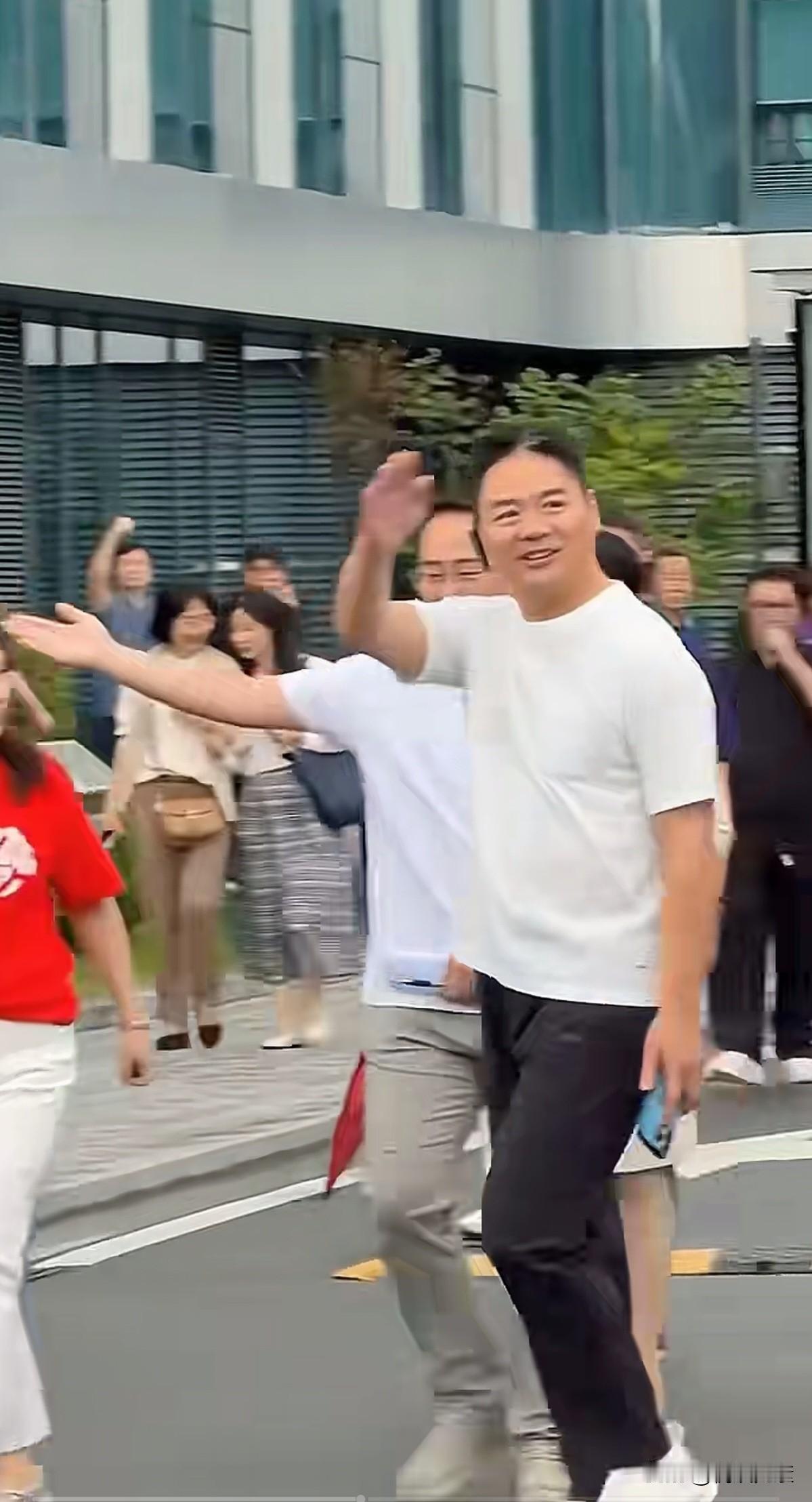 国内顶级富豪中，真正从农家子弟白手起家的，只有京东总裁刘强东。相当于他重建