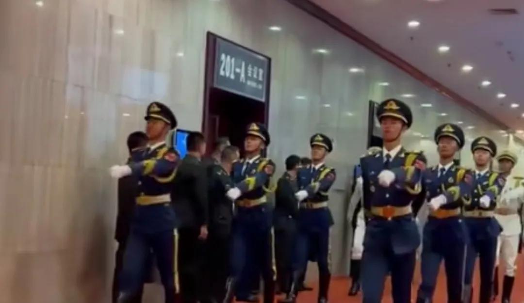 香山国际会议仪仗队士兵列队执勤。