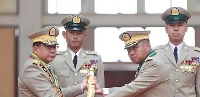 缅甸这盘棋，越来越看不懂了，在位15年的敏昂莱终于交出总司令大权，但让人大跌眼镜