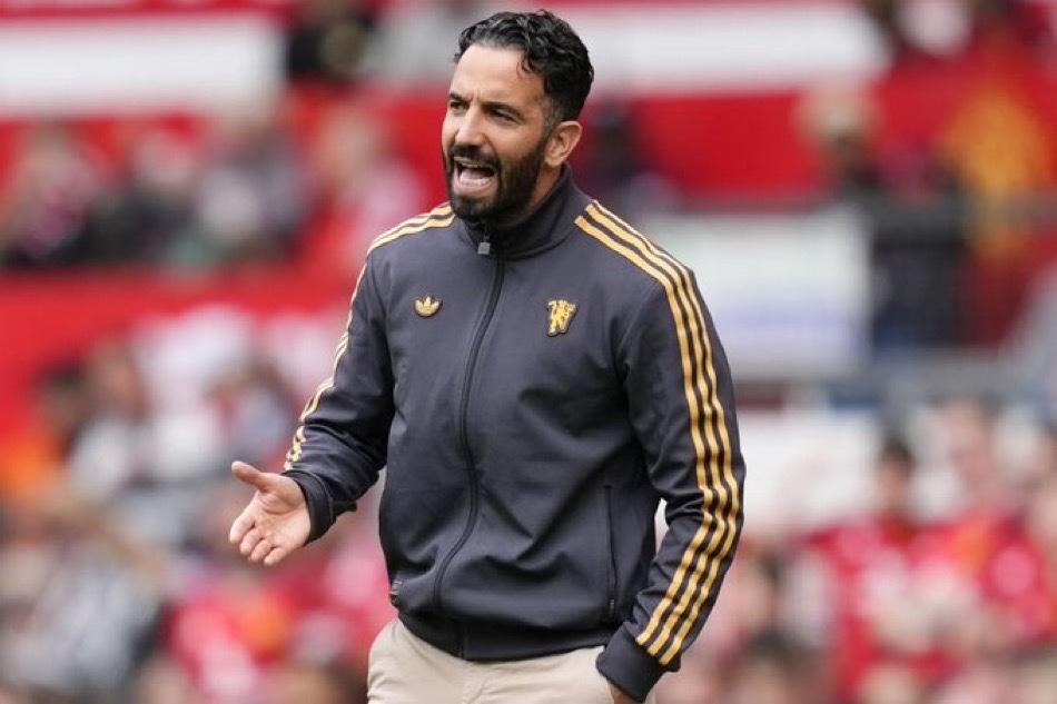 我记得以前有个广告：治痔疮，贴肚脐。阿莫林冬窗解决曼联中场问题的方案是：买前腰