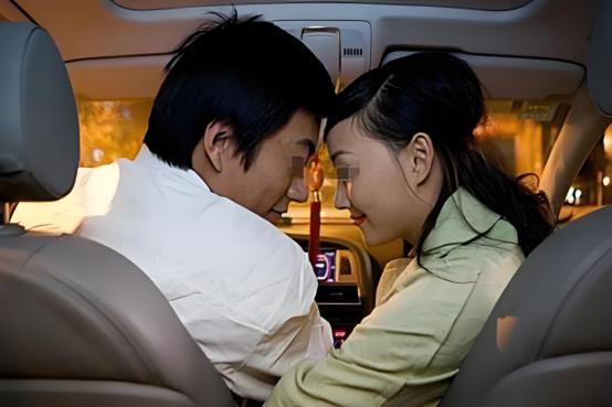 “色字头上一把刀！”安徽濉溪，女子清晨坐上60岁男子的车，停一路口，二人在车里发