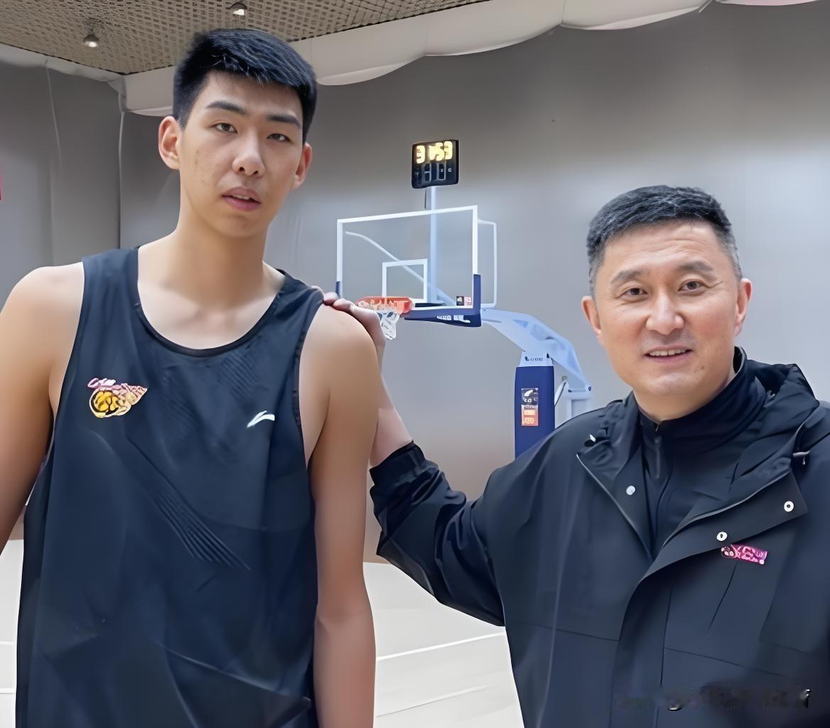 徐昕是没有体力还是杜峰不会用中锋？通过比赛一目了然！徐昕曾经是广东队重