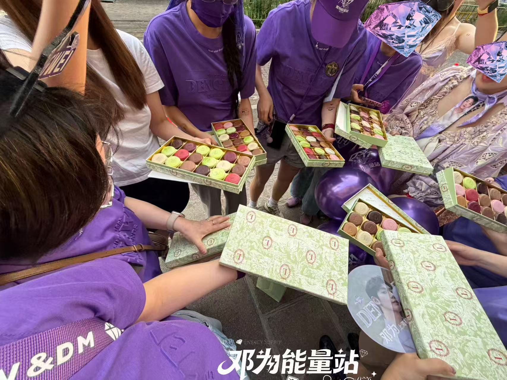 邓为请粉丝吃马卡龙逆应援天花板在国内的我也忍不住买了同款，真的好好吃呀！太会选