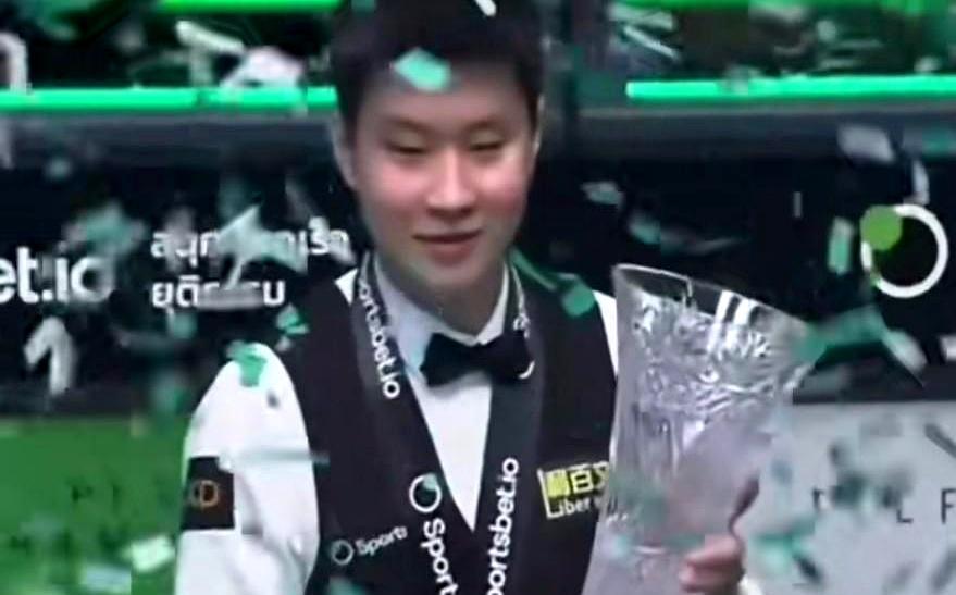 凭什么陪我熬过低谷的人，不能陪我一起领奖？世锦赛夺冠，赵心童没管什么规矩，