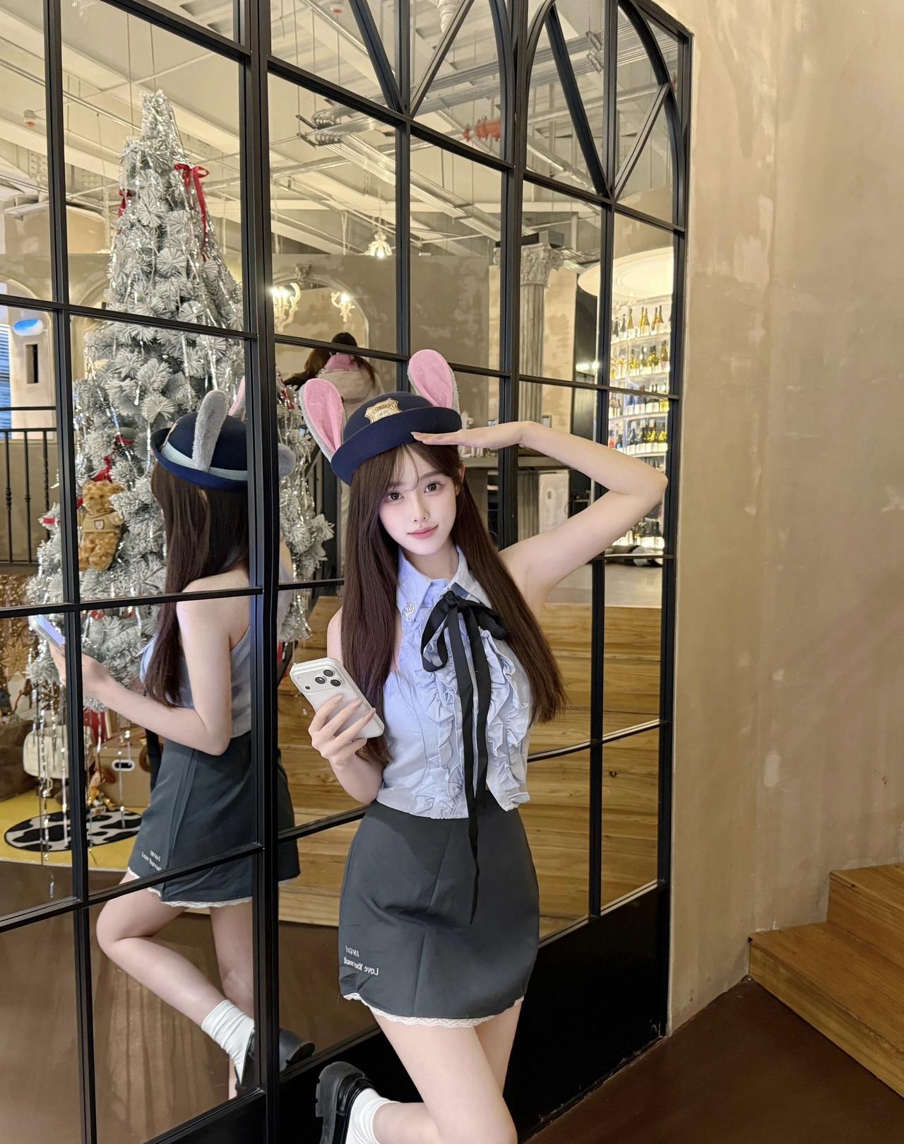 兔系少女的镜面自拍时刻，圣诞氛围提前拉满啦🎄