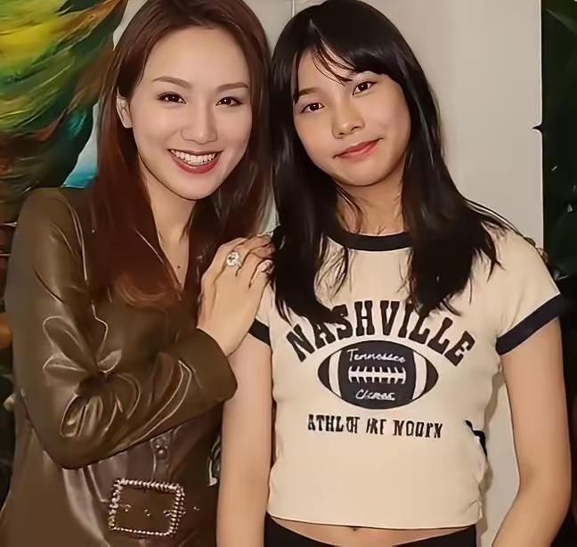张学友的女儿到底长得像谁呀？张学友两个女儿最近晒合照，俩姐妹长相曝光。大女儿