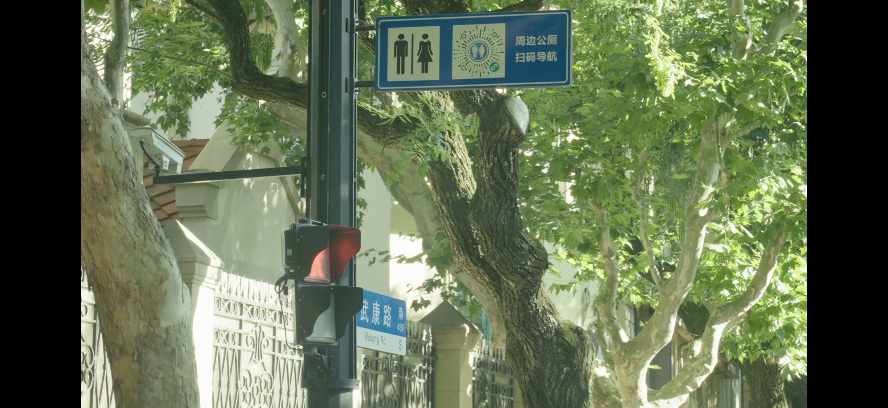 太搞笑了甚至占据了画面三秒​​​