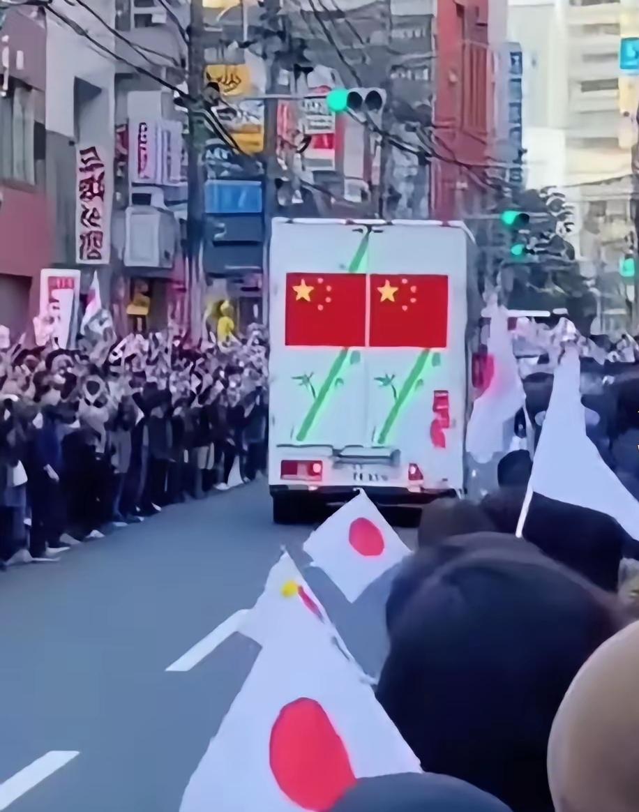 日本小姐姐哭的是真伤心，看得我差点都动了恻隐之心。租给日本的国宝大熊猫终于要回