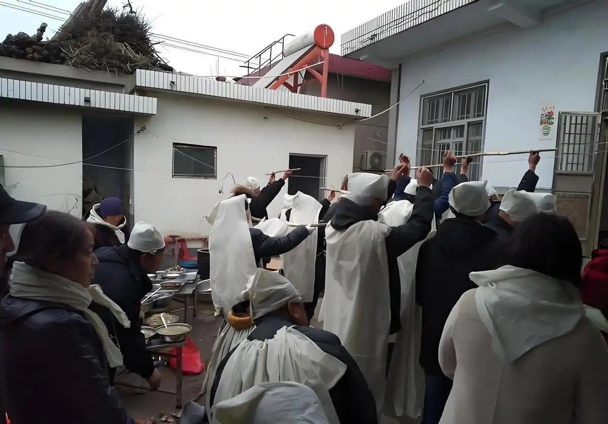 公公出殡着天，我看清了人性最真实的一面灵车的哀乐在清晨的山村响起时我站在院