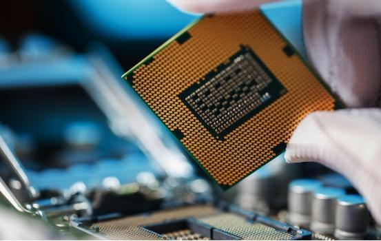 这事怎么看中国都不亏。关税战前，中国造稀土，美国造芯片。轰轰烈烈的关税战后，关税