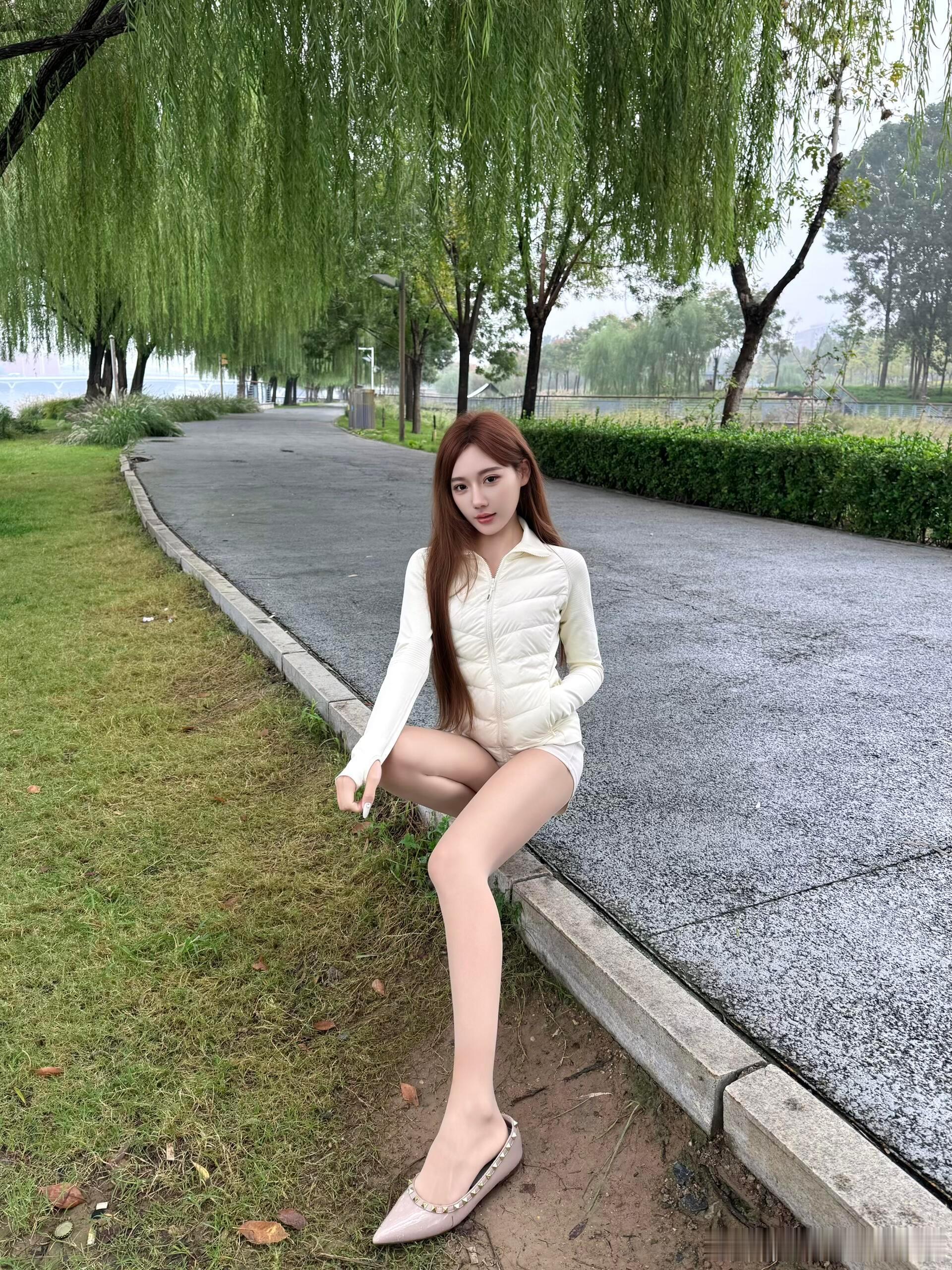 上身羽绒服，下身穿丝袜，你猜到底是冷不冷？​​​
