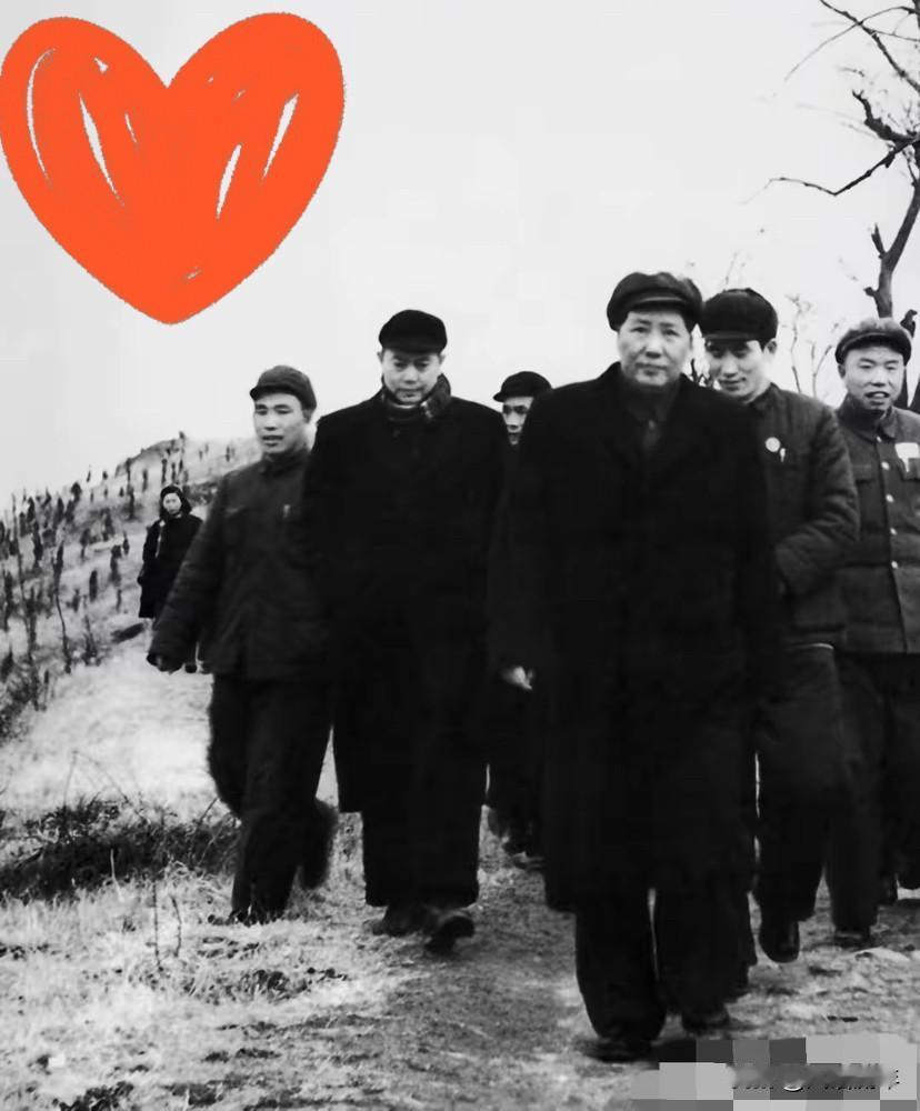 没想到，有些人当年使尽浑身解数否定毛主席威严的，如今却成了毛主席威望的背景板。