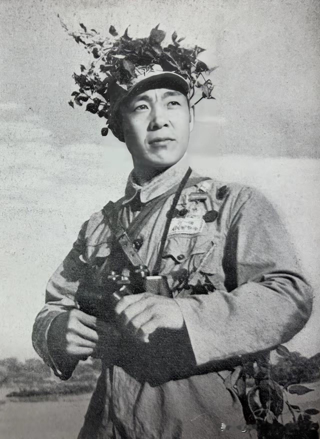 1954年8月23日侦察英雄纪瑞萱（1922-2006.5.27）率一小队侦察兵