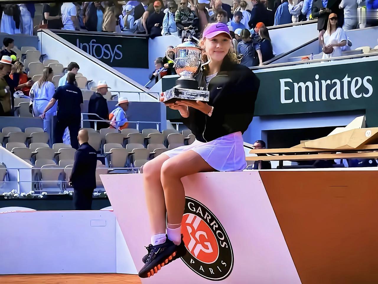 当你还在讨论郑钦文啥时东山再起，小米拉已经弯道超车法网夺冠了两年前，十七岁的安