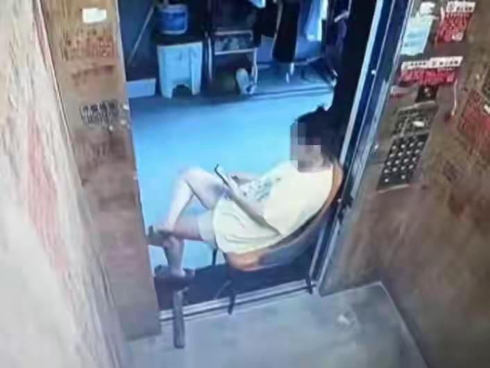 女子独享电梯空调，卡电梯数小时近日，广东某小区一女子发现一处蹭空调的好地方，