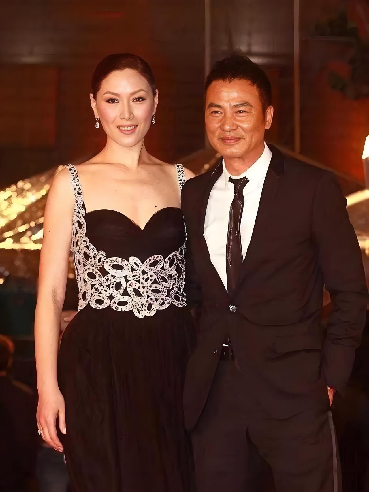 任达华当年铁了心丁克，和琦琦潇洒满世界飞，结果2004年琦琦意外怀孕，他当场怂了