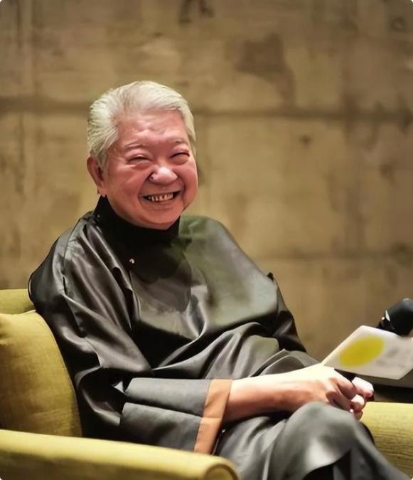 蔡澜先生说：“不要相信任何人，不要崇拜任何人，不要怜悯任何人，不要在乎任何人。要
