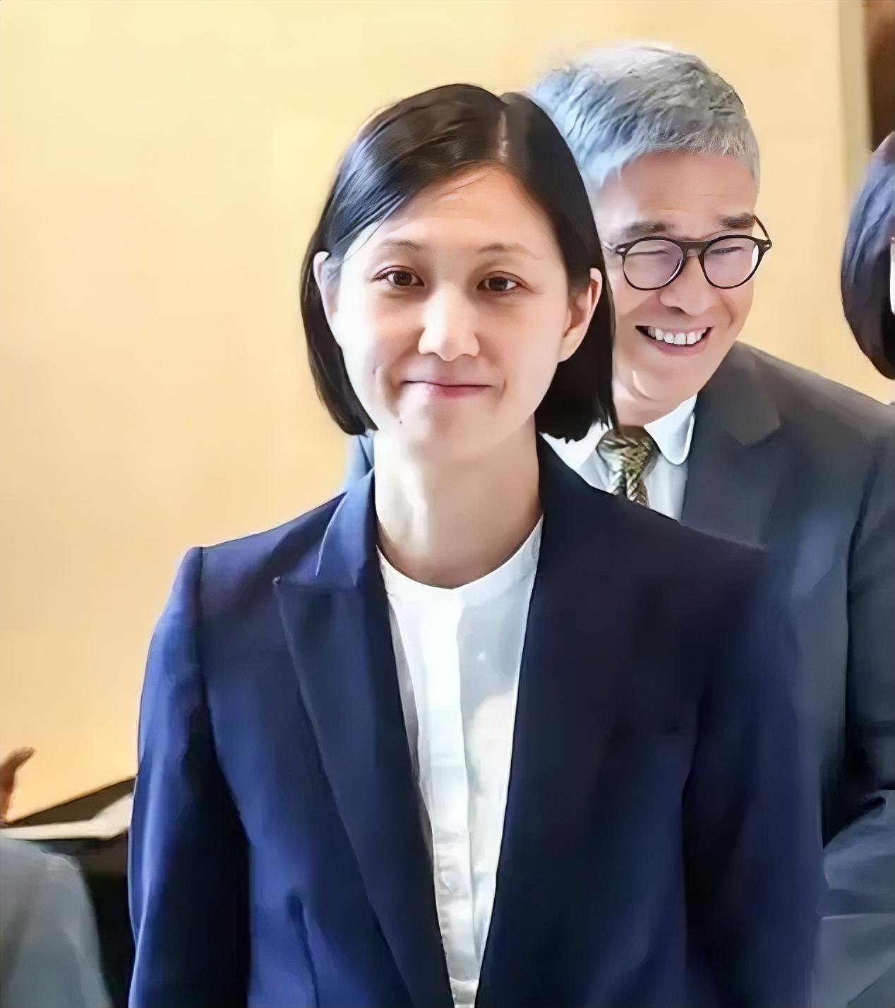 马英九的大女儿马唯中，今年46岁了。你可能听说过她，因为有个挺夸张的称号叫“全