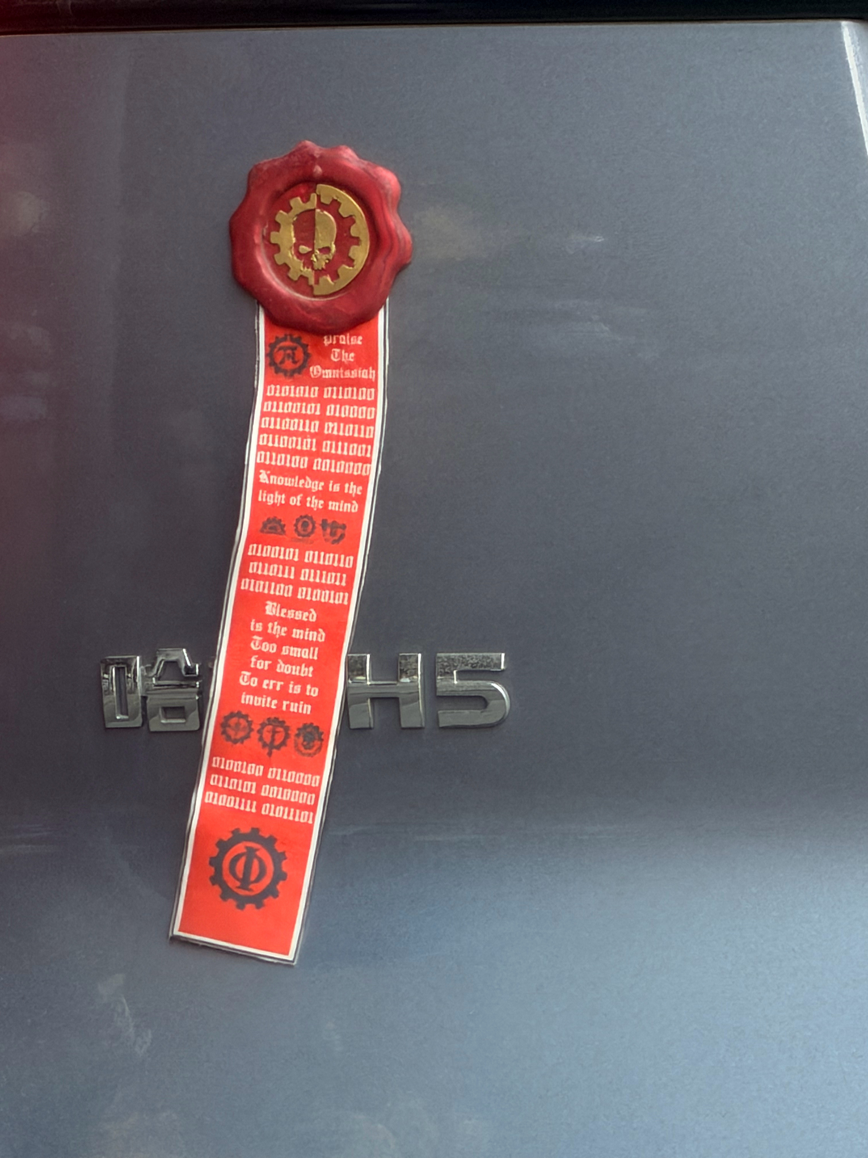 车后面贴的这个是啥啊北京