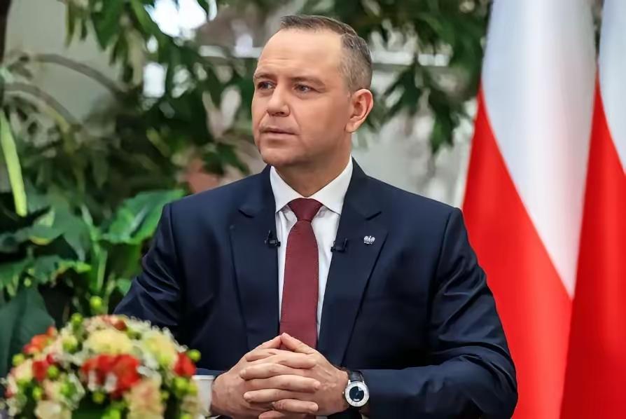 波兰总统卡罗尔.纳夫罗茨否决向欧盟44亿欧元低息国防贷款法案，总理图斯克大发雷霆