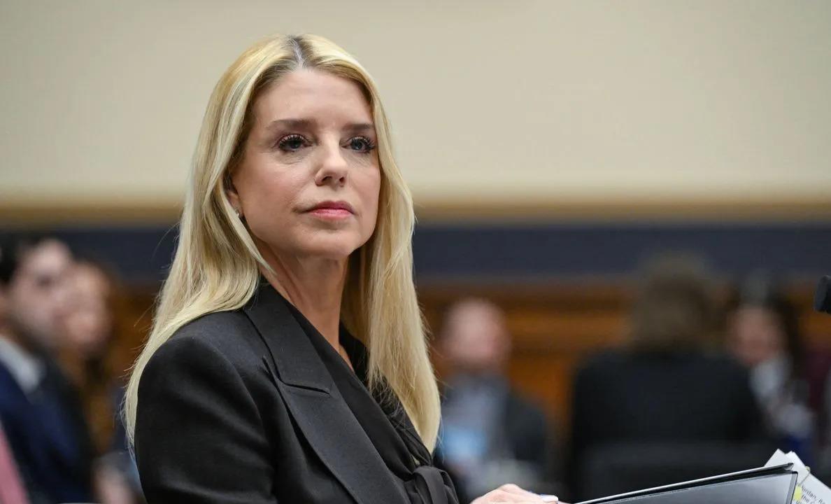 邦迪又闯祸了！美国司法部起诉加州翻车，一个标题有可能输掉整场官司？美国政坛又