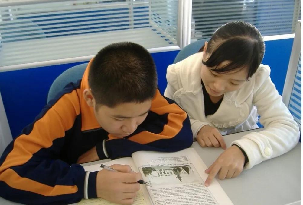 #孩子应该学习做家务吗？#做家务能让孩子掌握基本的生活技能，如整理房间、洗衣做饭