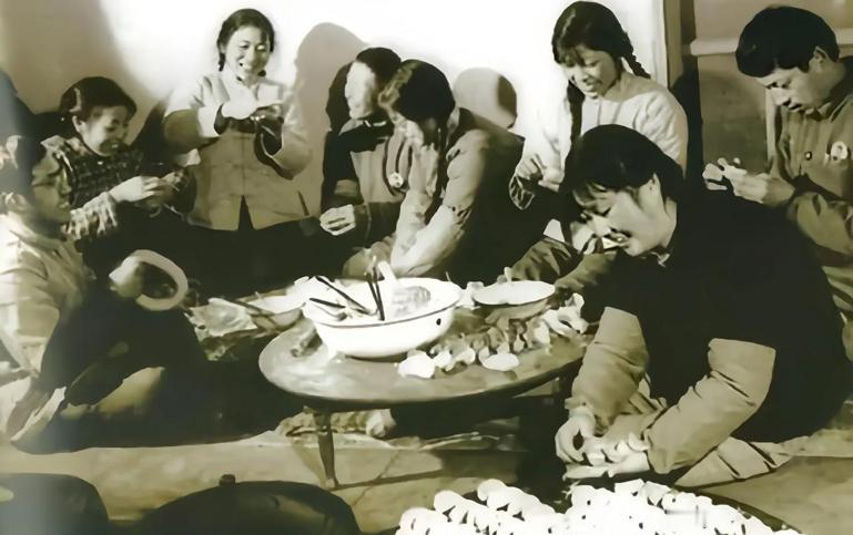 1972年，知青王立生从食堂拿了半袋面，送给单身女人刘二春，二春的婆婆伸出干枯的