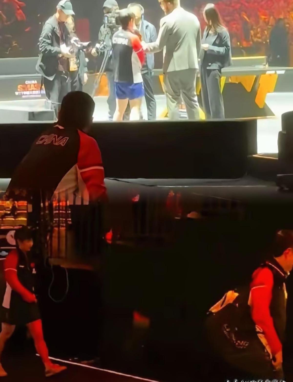 他蹲过阴影，现在站上领奖台，手还悬在半空——不是不敢扶，是怕高跟鞋踩空。孙颖莎