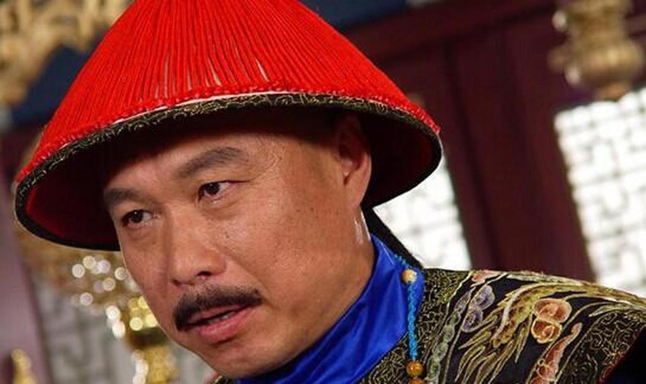 在清朝的官员体系中，下面哪个是清朝的文官？1、九门提督2、领侍卫大臣