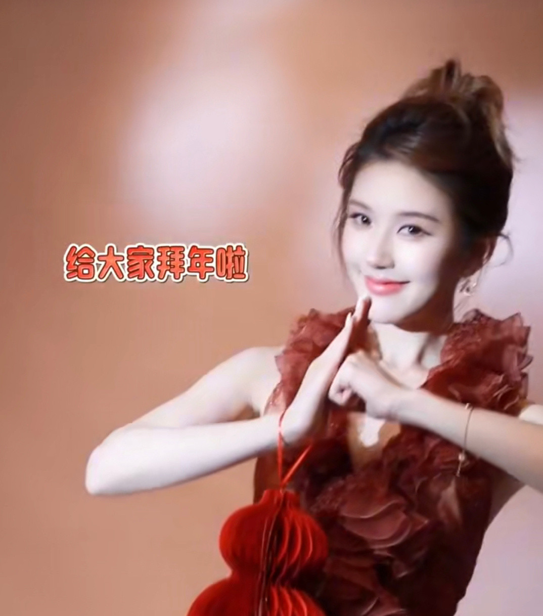 赵露思新年写真拍摄花絮，好可爱明媚啊！！