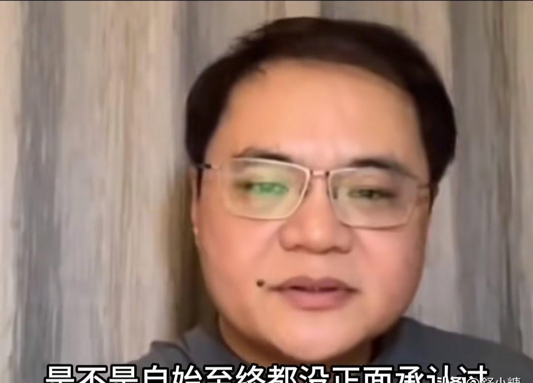 高峰又在直播间拍桌子了！他甩出一张泛黄师徒照，指着上面杨少华的脸，一字一顿：这