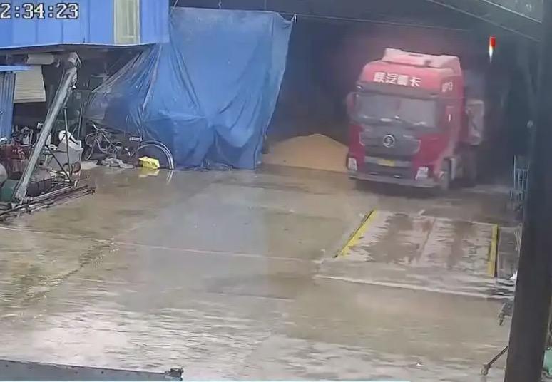 河南一农户100吨粮食卖了28万银行卡被冻结事件,又有了新的后续!在帽子叔叔调查