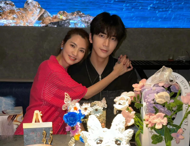 洪欣为儿子庆生，25岁张镐濂搂着同母异父的妹妹，娘仨同框颜值超高