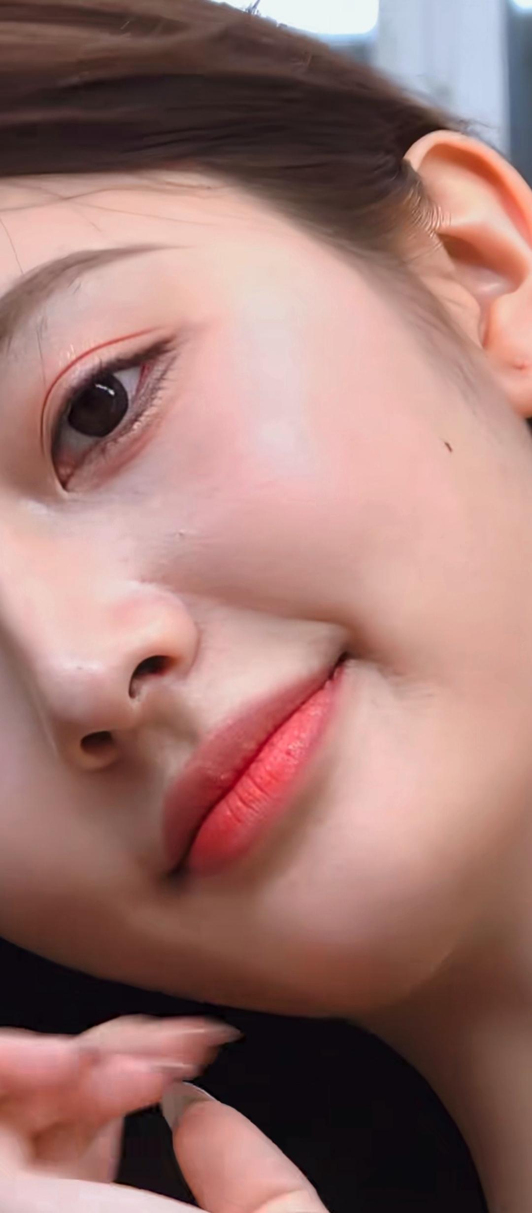 这个笑容好甜，好有感染力！