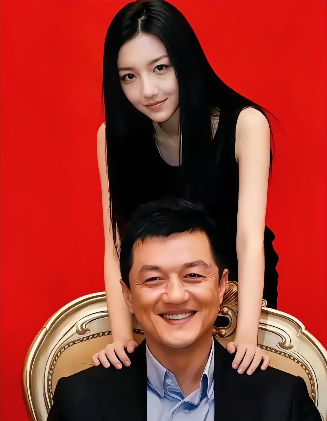李嫣火上热搜，​估计最高兴的不是别人，​而是李嫣的父亲李亚鹏，他的宝贝女儿终