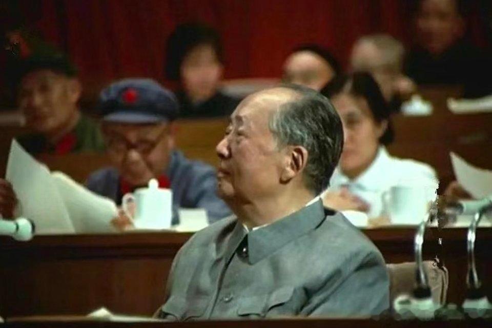 【毛主席因何伟大？】昨晚，一位年轻的同志在聊天时忽然问我：“毛主席到底哪里伟大？