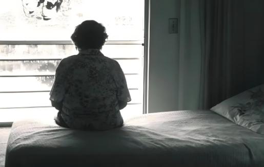 江苏南京，男子父亲去世后，和母亲闹过矛盾，竟3年没回家看望母亲一次。70多岁老母