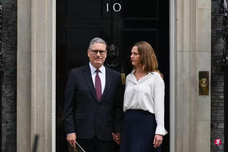 最开心的当属妻子维多利亚！英国首相斯塔默6月22日在唐宁街10号，宣布辞去首相和