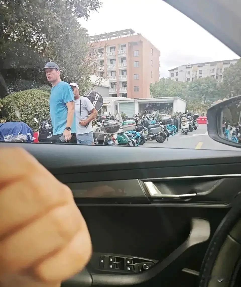 球迷在静安大融城偶遇上海申花主教练斯卢茨基，俄帅一脸严肃！斯卢茨基头戴