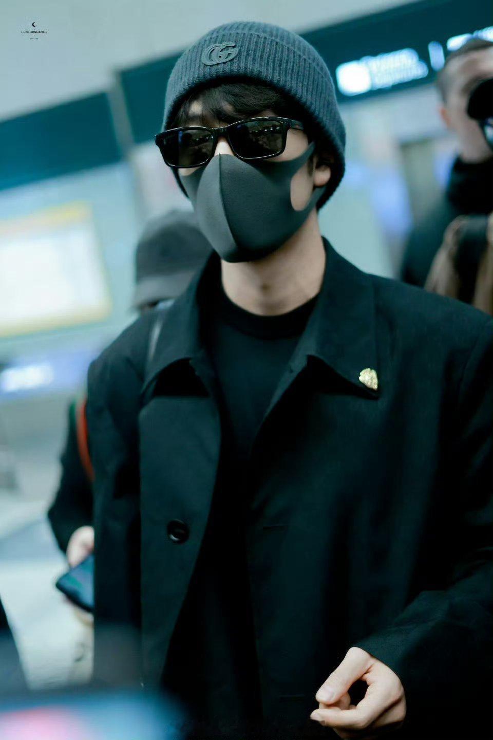 米兰机场上的肖战又双叒叕上世趋了，顶级大帅哥机场炸街！！